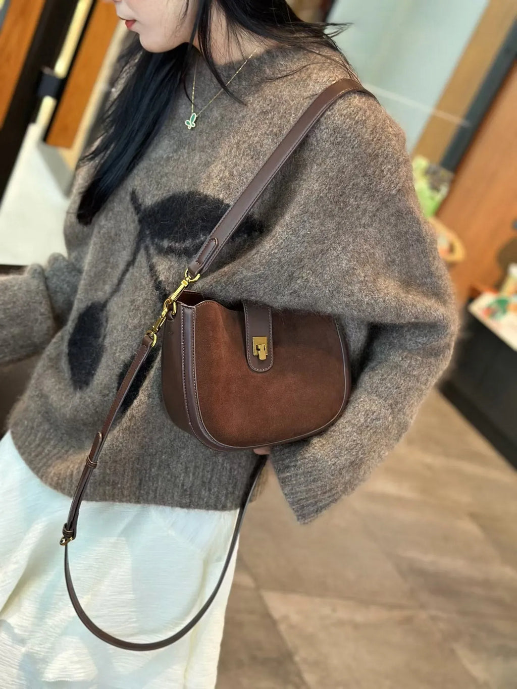 Genuine leather women's one-shoulder crossbody bag in black with sandwich pocket design