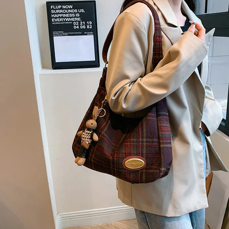 Women's woolen shoulder bag in horizontal square shape with pendant option