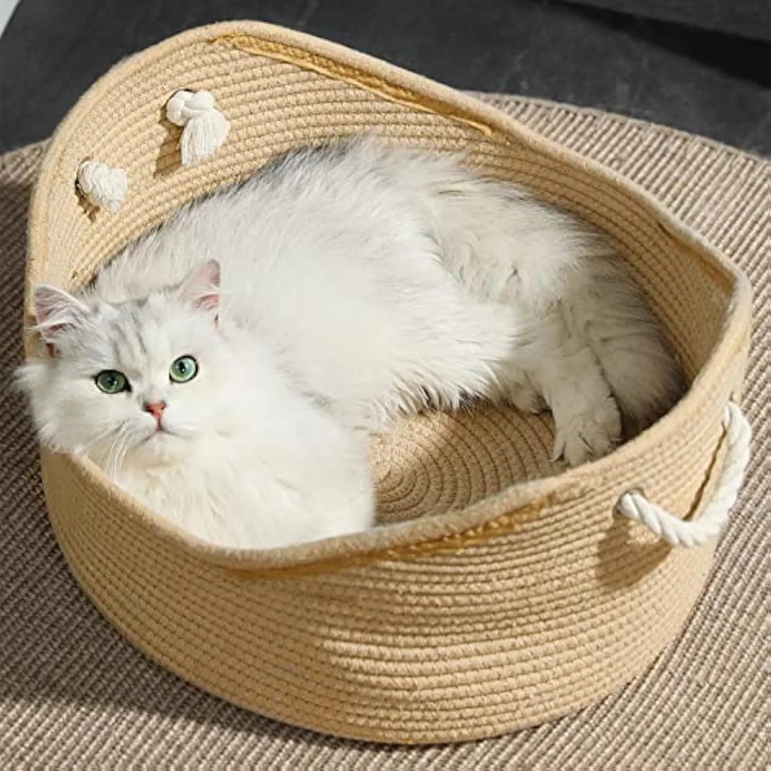 Wicker cat bed basket with corrugated scratching board, dimensions 40x40x20cm or 50x50x20cm, for feline resting and claw maintenance