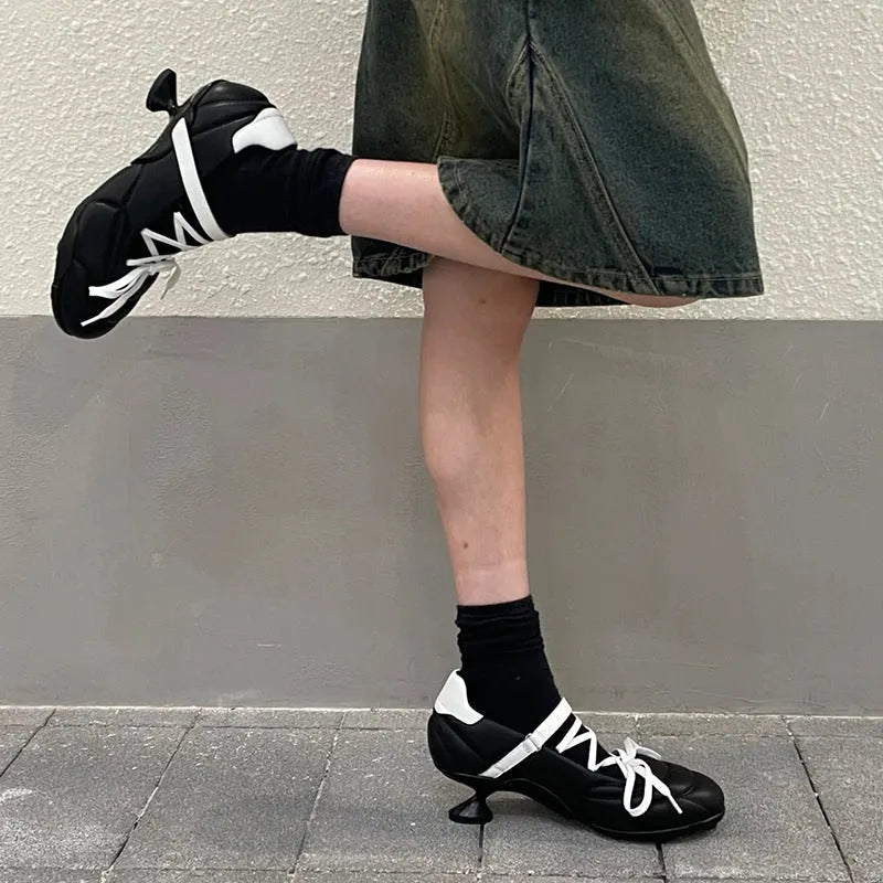 Women's silver lace-up bow sports shoes with round toe and 3-5cm mid heel on a light background.