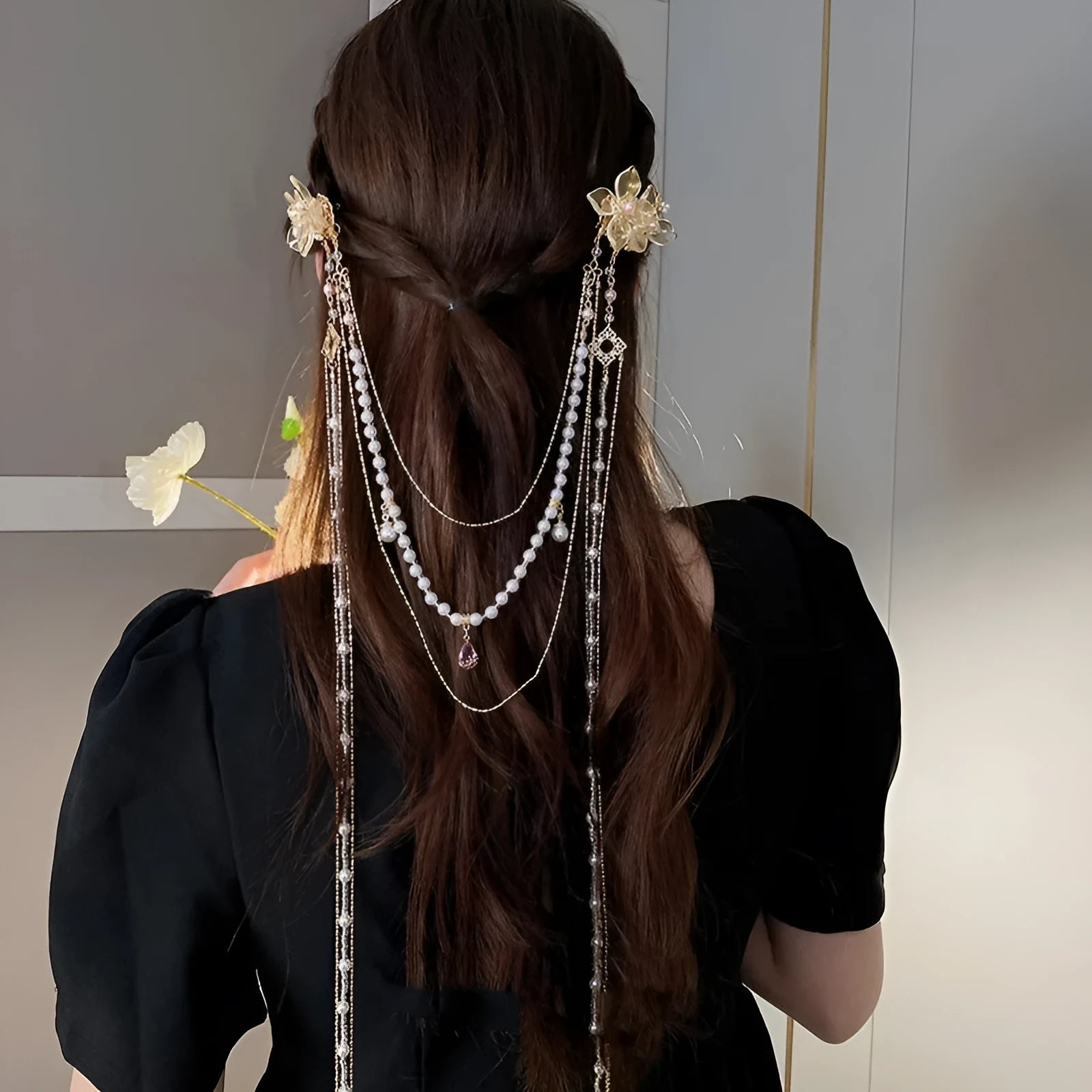 Women's pearl diamond flower long tassel hairpin with gold grip and decorative elements