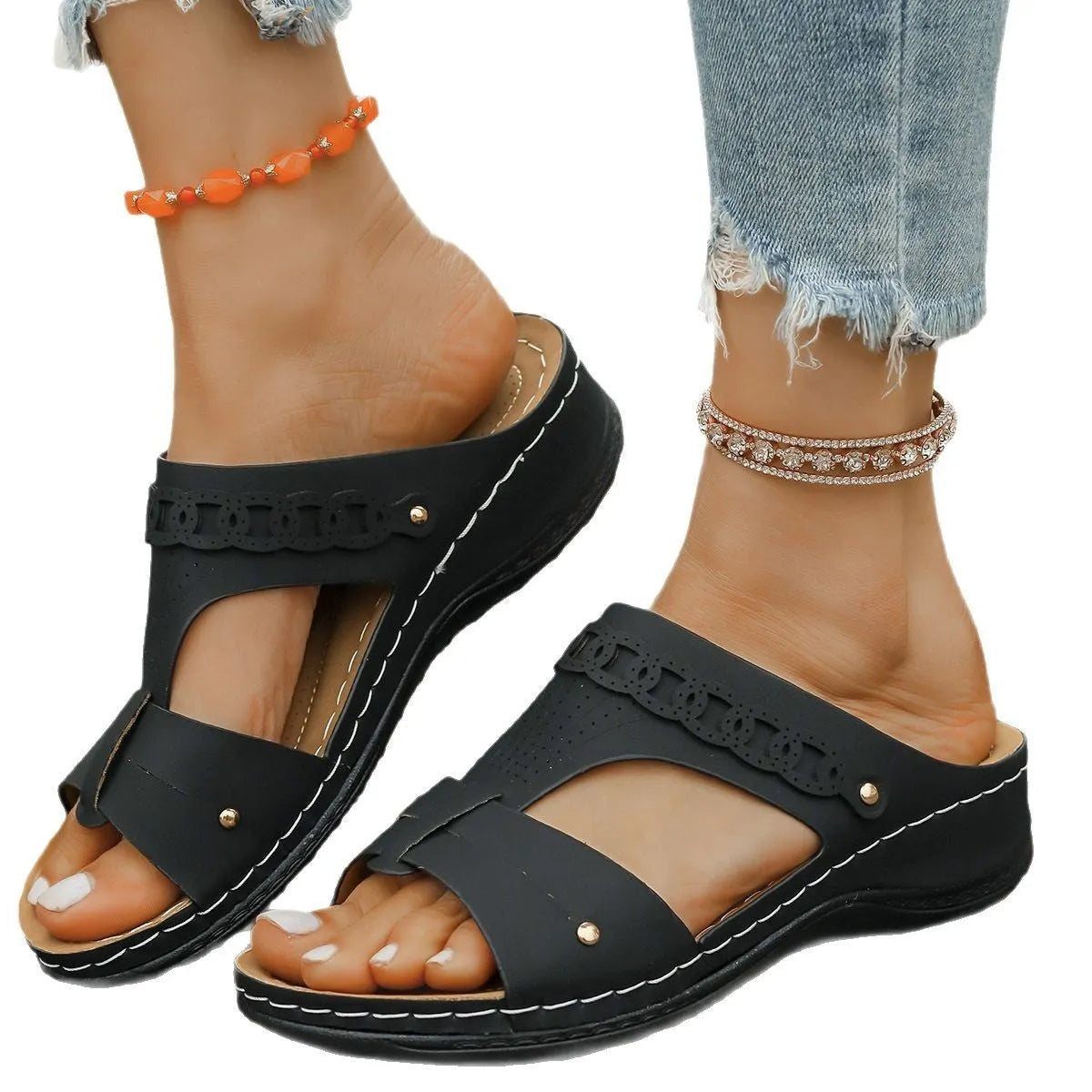 Roman style slippers with fish mouth toe holder and rubber sole in beige colour
