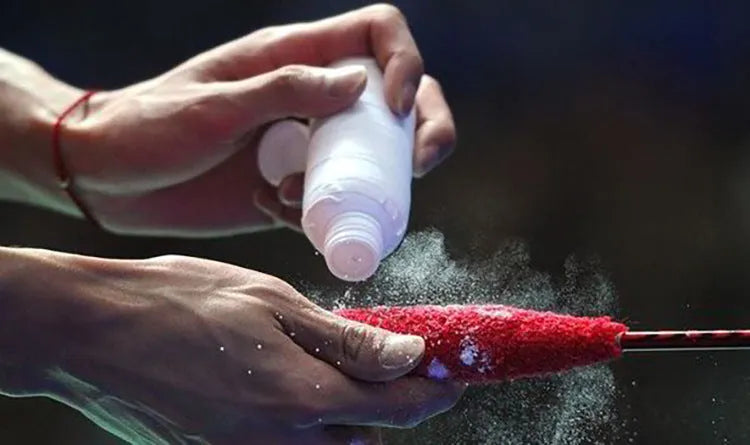 White sports anti-slip powder with magnesium carbonate for badminton, tennis, and weightlifting grip enhancement