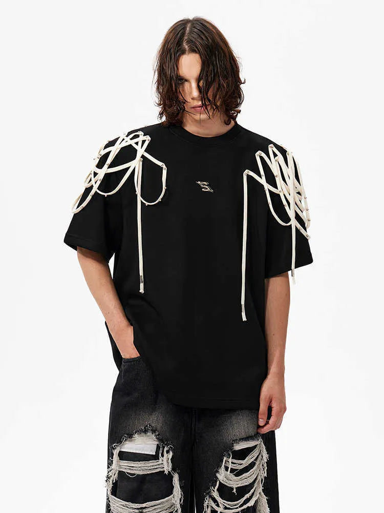 Black loose-fit T-shirt with padded shoulders, short sleeves and round neck collar on size chart