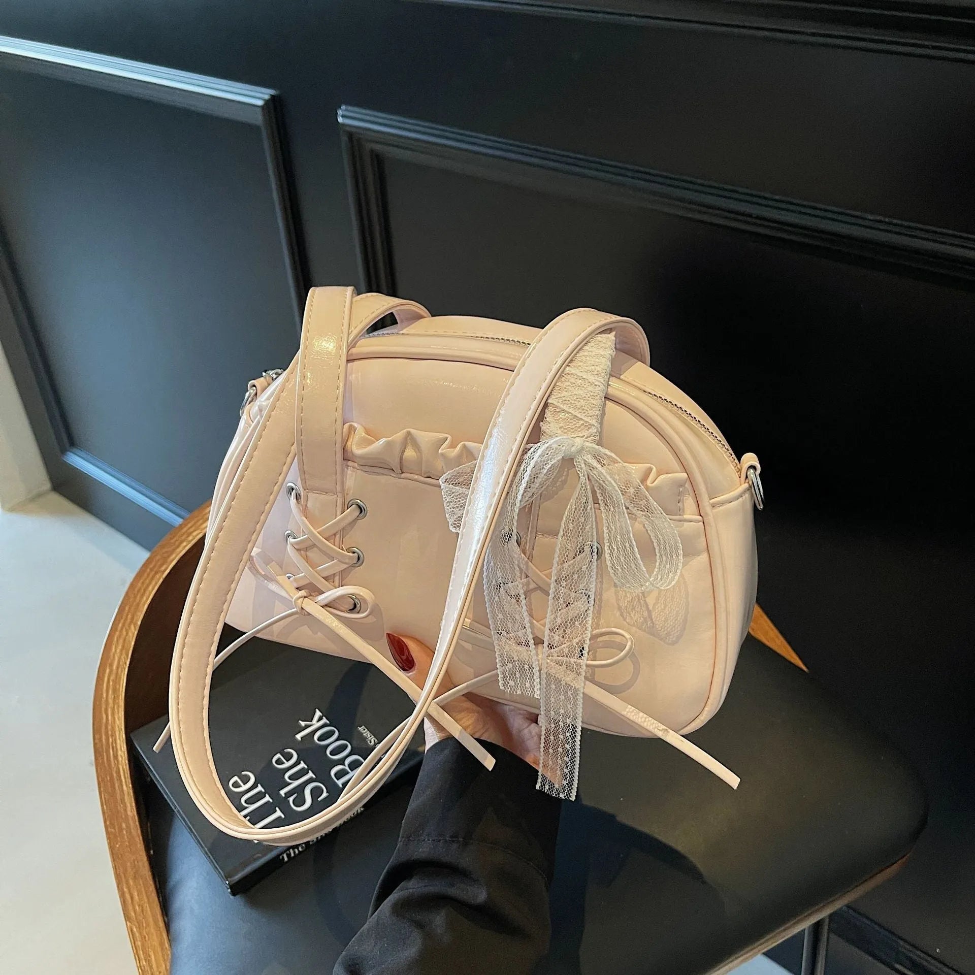 Women's bandage bow handbag in PU leather with mobile phone compartment and decorative sewing thread details