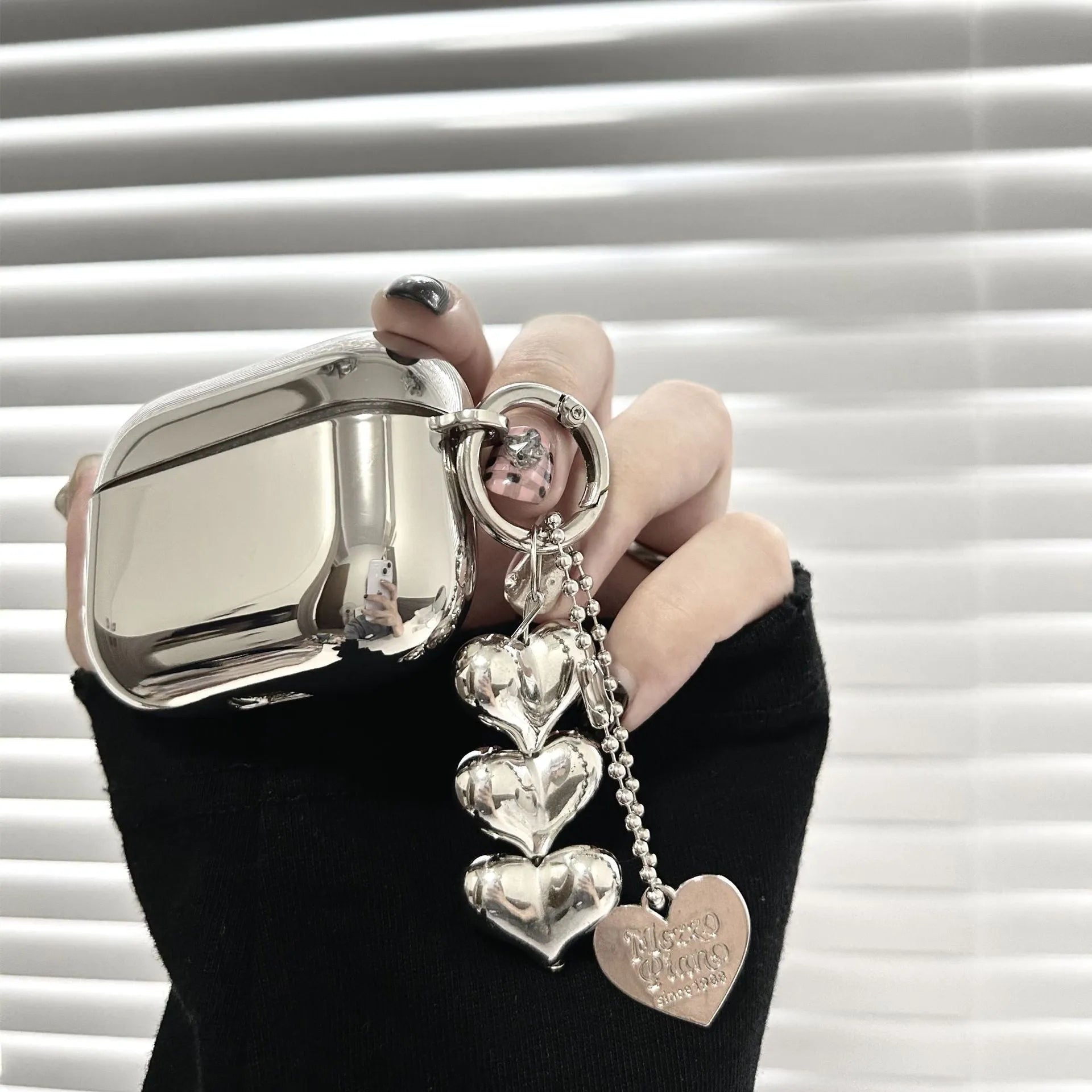 Electroplated TPU headphone case with heart pendant and bracelet chain decorative elements