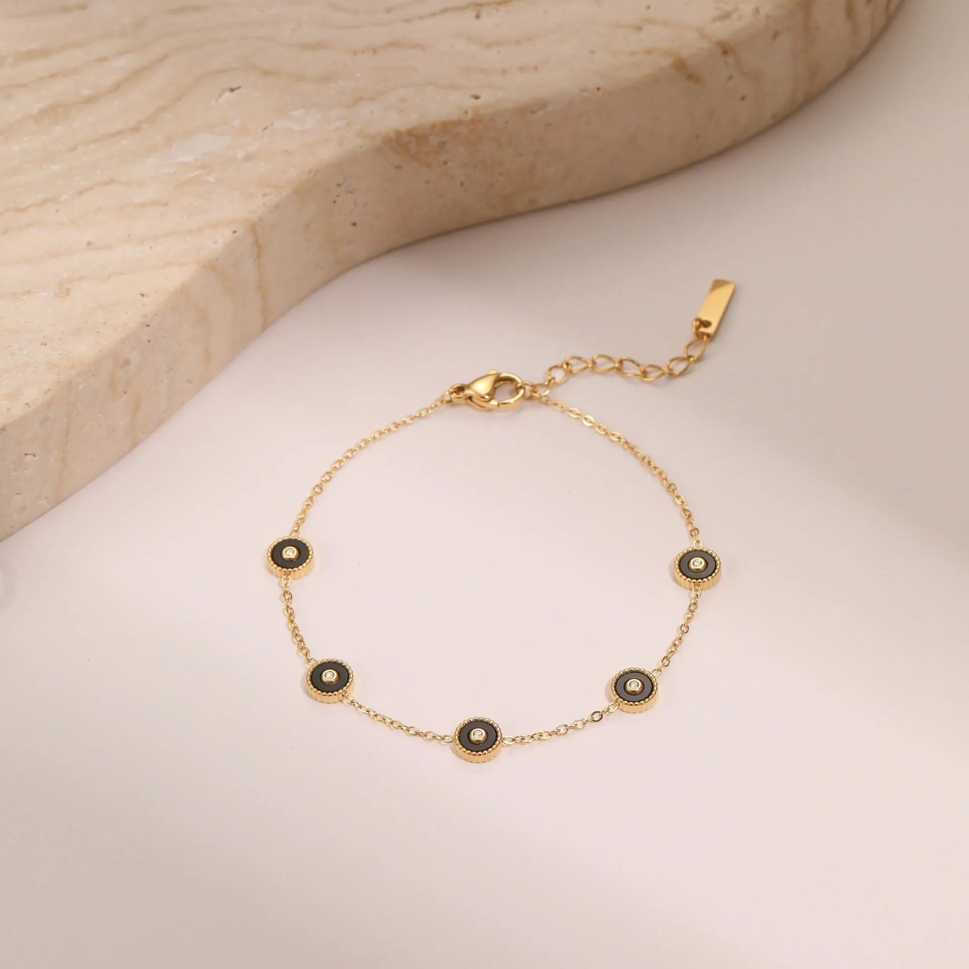Stainless steel bracelet and necklace set with 18K gold plating and geometric fritillary pattern design