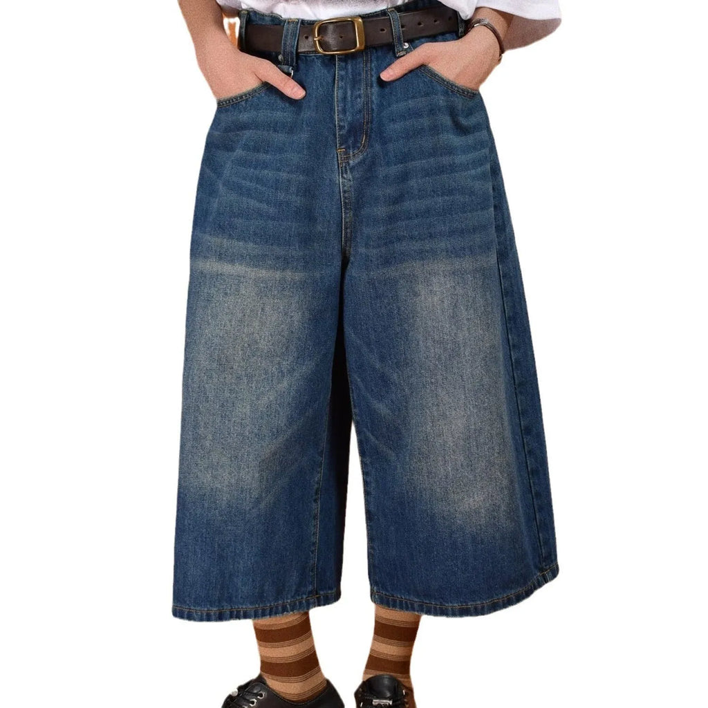 Men's straight leg denim shorts in blue, shown on a model, featuring a fifth pants length and micro-elastic fabric.