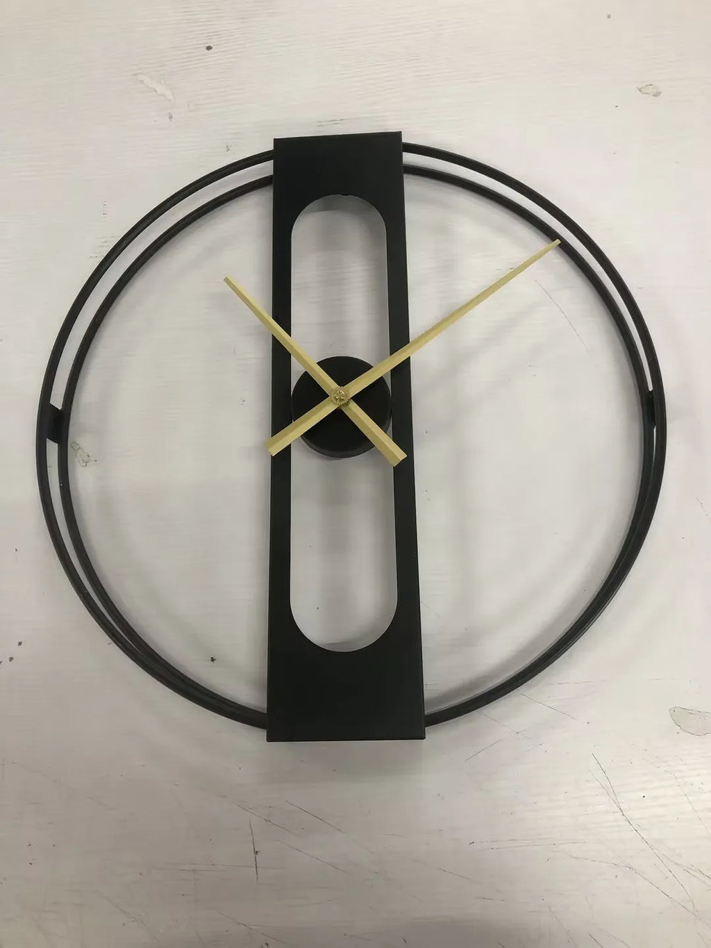 Round metal wall clock with 50cm diameter in black or gold finish, showing silent quartz movement