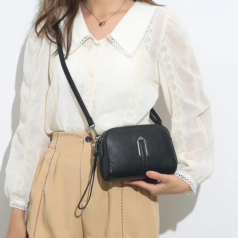 Genuine leather women's shoulder bag in horizontal square shape measuring 19x13x6cm