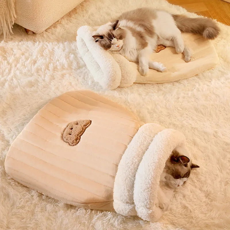 Cat sleeping bag with bear pattern in fleece fabric with PP cotton filling