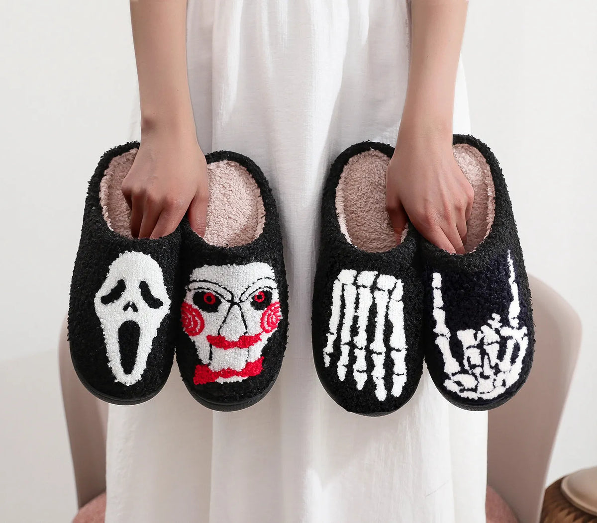 Pair of cotton indoor slippers with cartoon dachshund pattern, plastic non-slip sole, 2.5cm heel height, for men and women