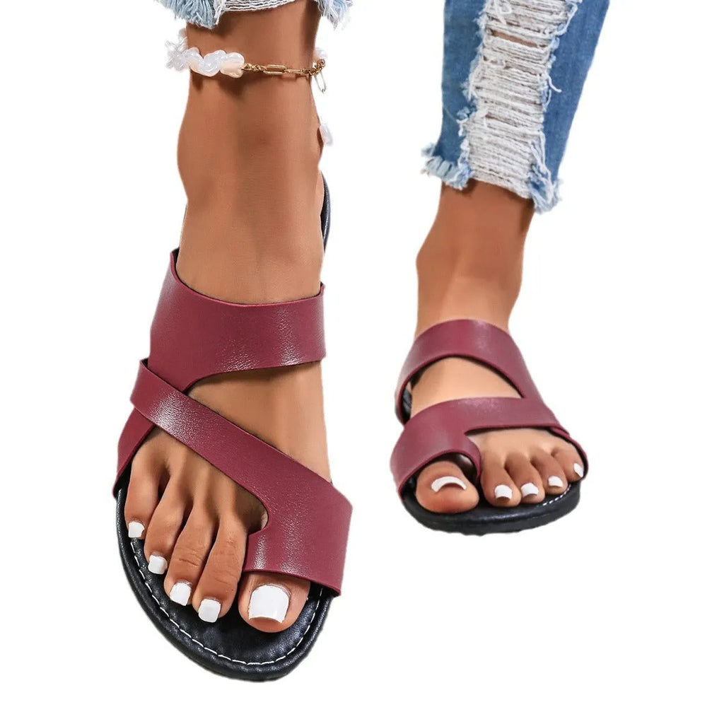 Round head casual beach slippers in black with hollow-out design and rubber soles