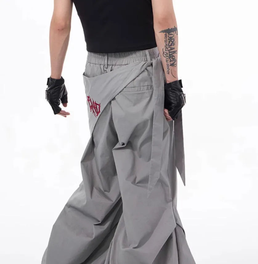 Boy modelling black wide-leg Korean-style summer trousers.
