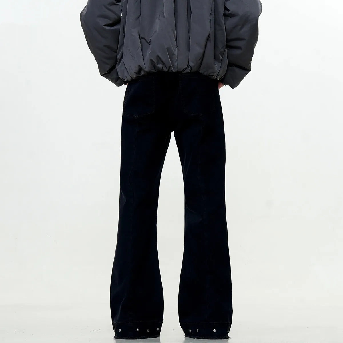 American retro straight-leg jeans in black cotton with horn-shaped leg openings and mid-waist design