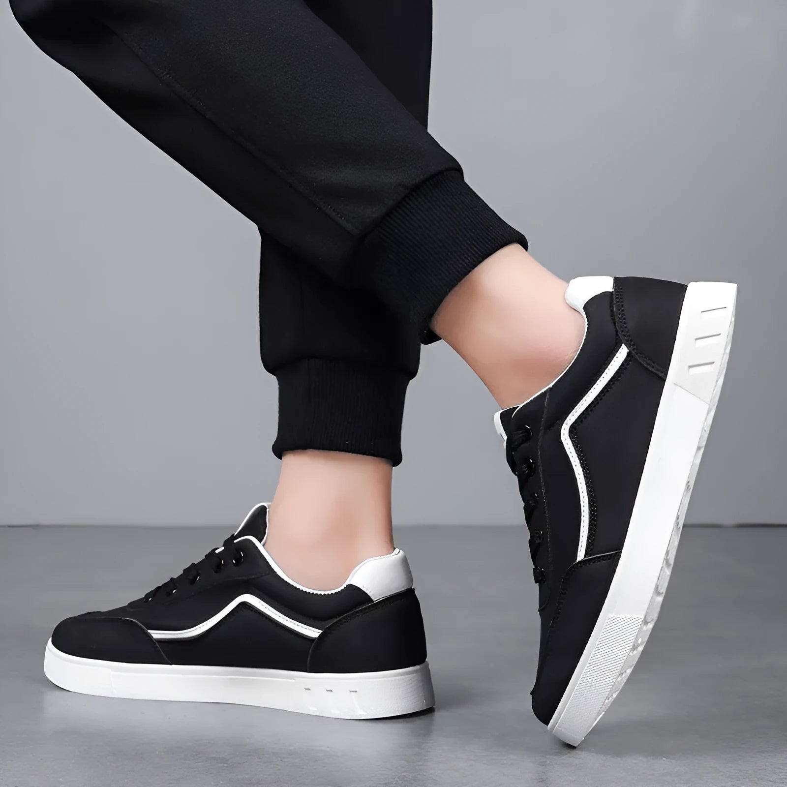 Men's Korean style black and white board shoes with mesh lining and rubber soles