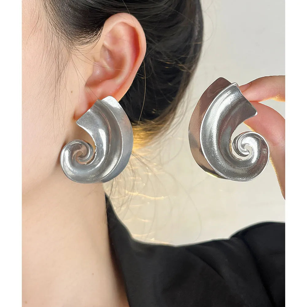 Geometric ear studs with 5cm retro design in gold or silver electroplated finishes