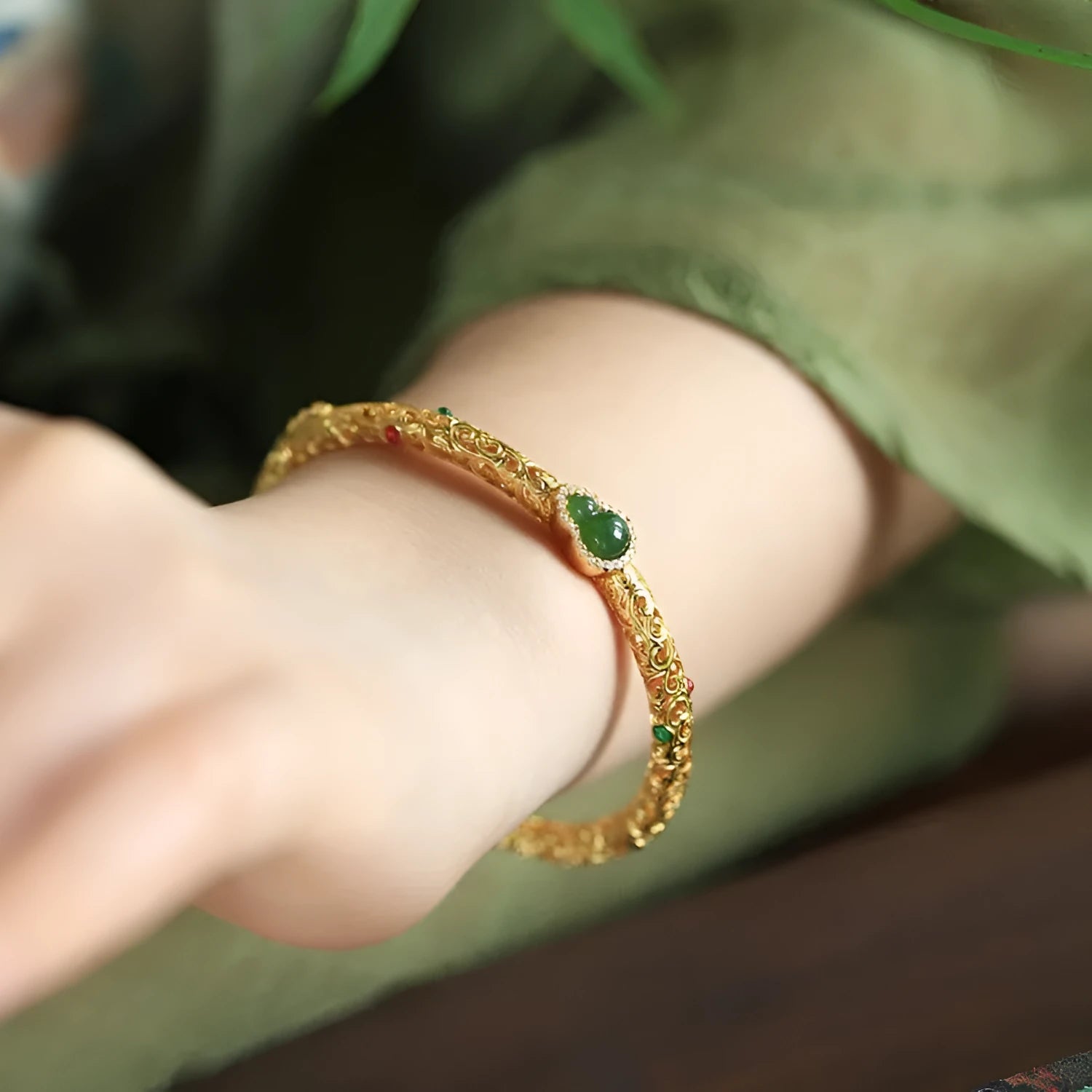 Women's gold-plated bracelet with xiangyun gourd charm and retro opening clasp on copper construction