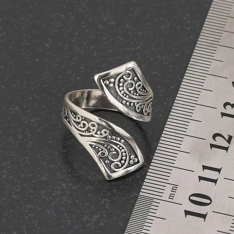 Silver retro women's ring with adjustable opening and minimalist design details