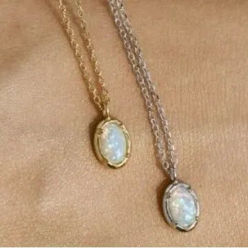 Geometric oval pendant necklace in 925 silver with gold plating on a model