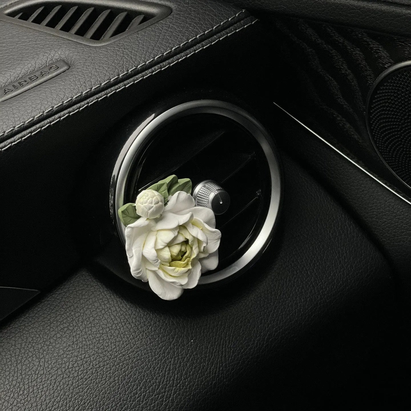 Jasmine car perfume solid air outlet measuring 5x4.5cm with gypsum construction and vent clip