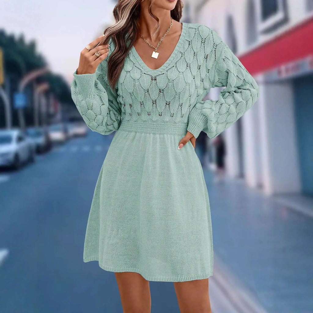 V-neck beach dress with long sleeves, high waist, and 3D pattern in acrylic fabric
