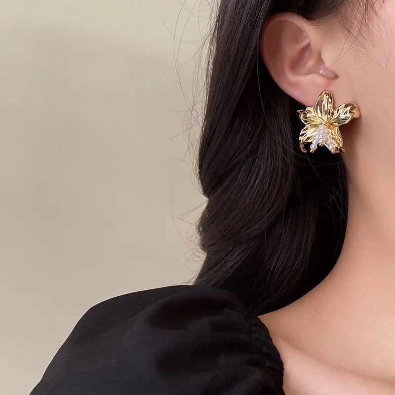 Gold H1795 metal pearl flower earrings with exaggerated floral design for women