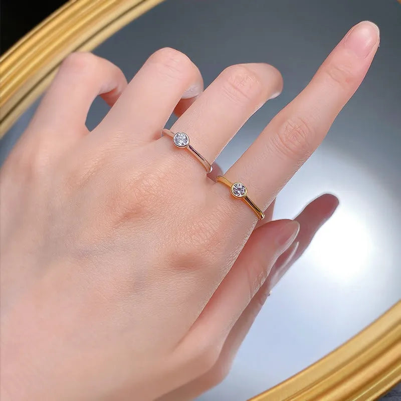 Minimalist silver crown ring with linear design details in R962 gold or platinum finish on a grey background.