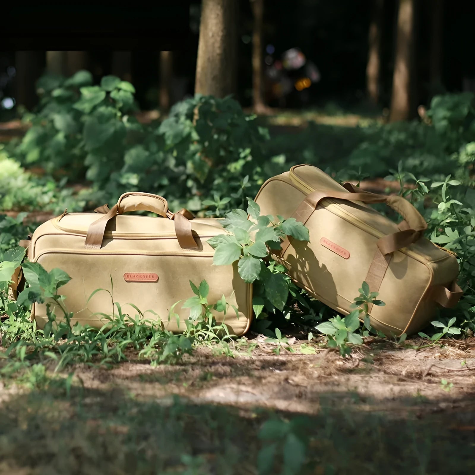 Green Oxford cloth camping kitchenware storage bag showing 16L and 35L size options for gas tanks and cookware.