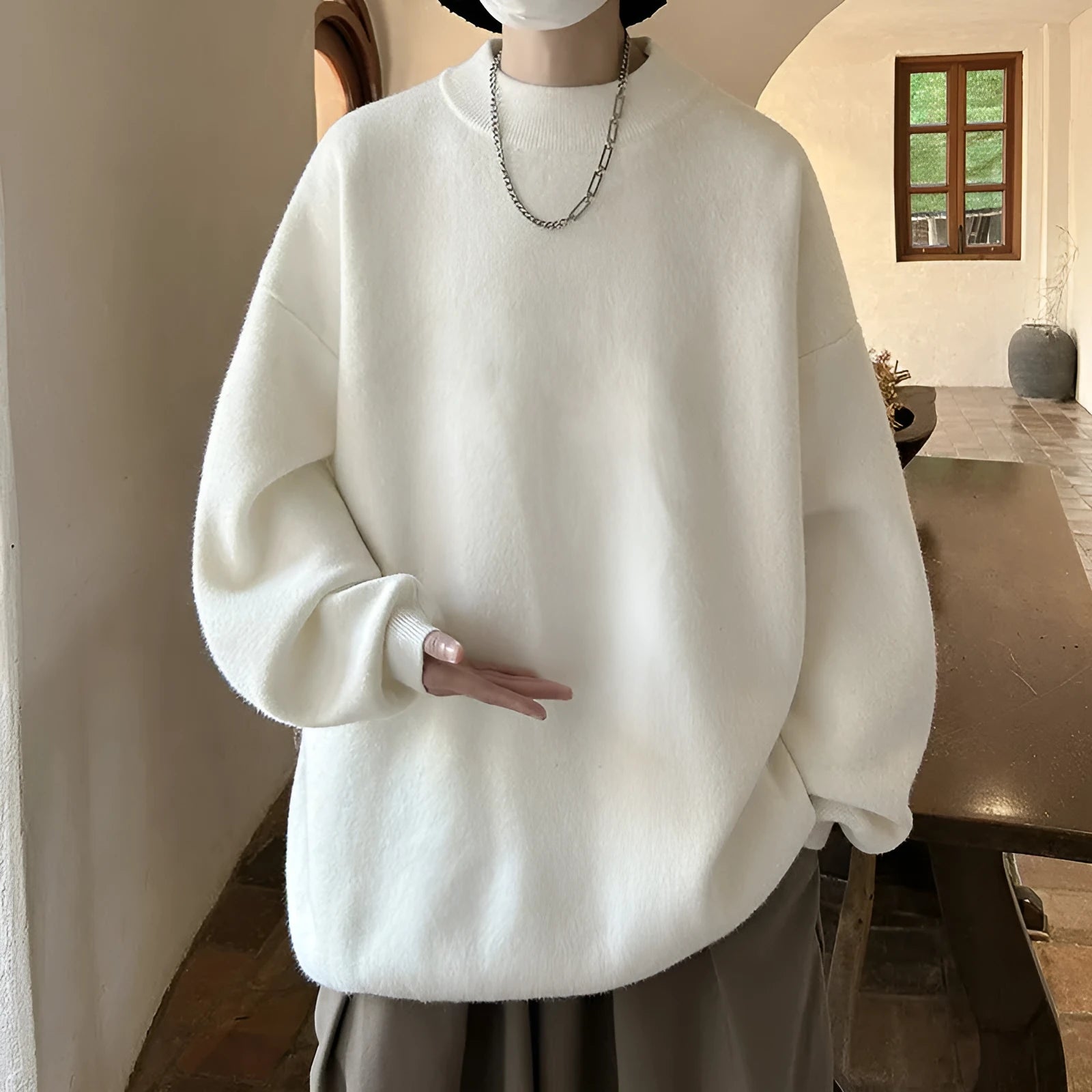 Men's loose fit round neck polyester sweater in solid colour with long sleeves