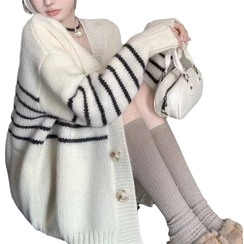 Collar button cardigan with 3D pattern texture, button-front closure, and regular sleeves in Japanese-Korean casual style