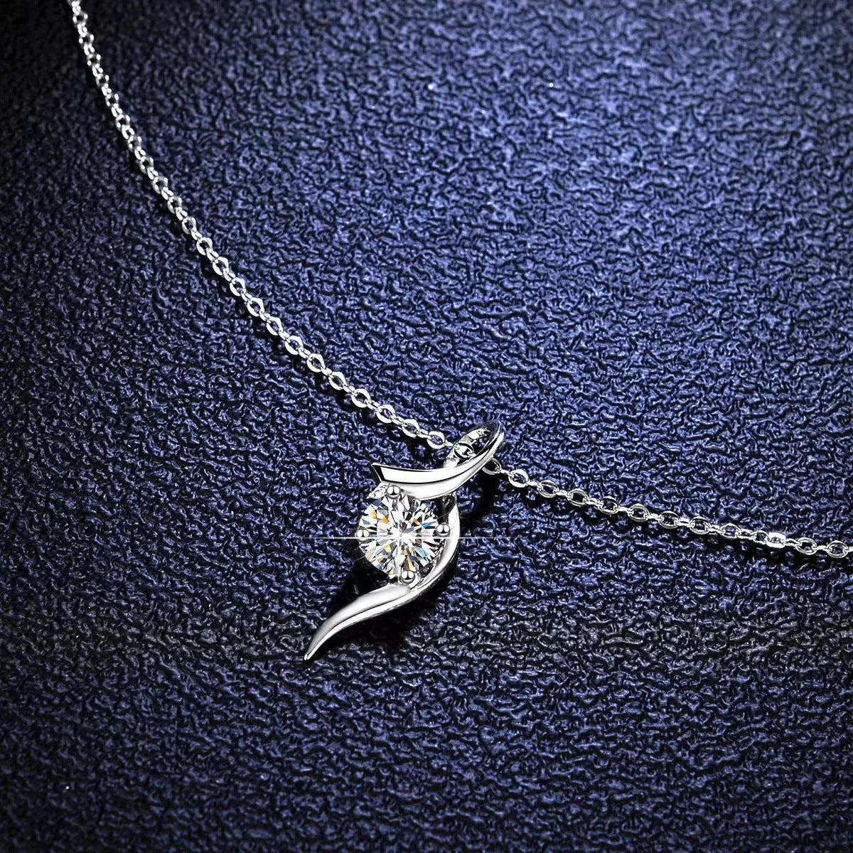 925 sterling silver necklace with round moissanite pendant, four-claw setting and O-shaped chain in white gold colour