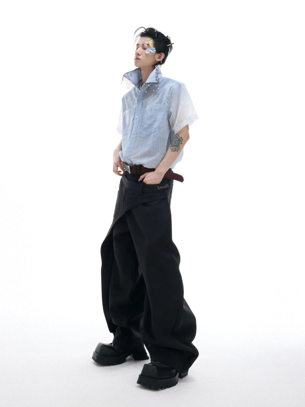 Blue to white gradient short-sleeved shirt with loose fit and half sleeves for summer wear