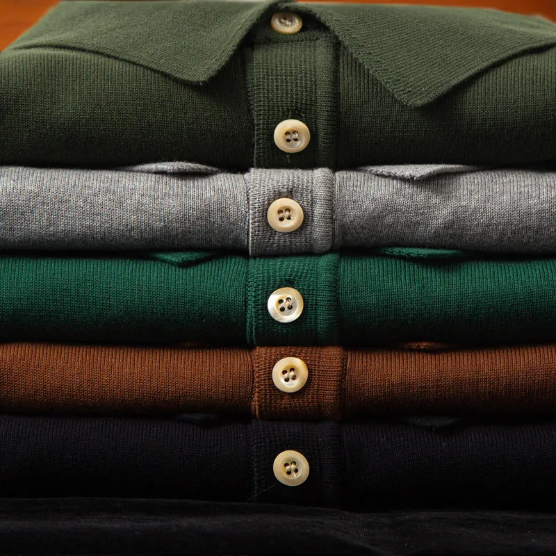 Man wearing a dark brown retro slim-fit short-sleeved cotton T-shirt.