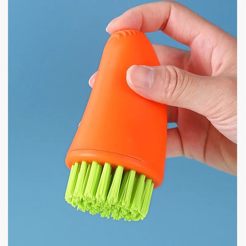 White and orange carrot-shaped kitchen cleaning brush with nylon bristles and a 15cm handle.