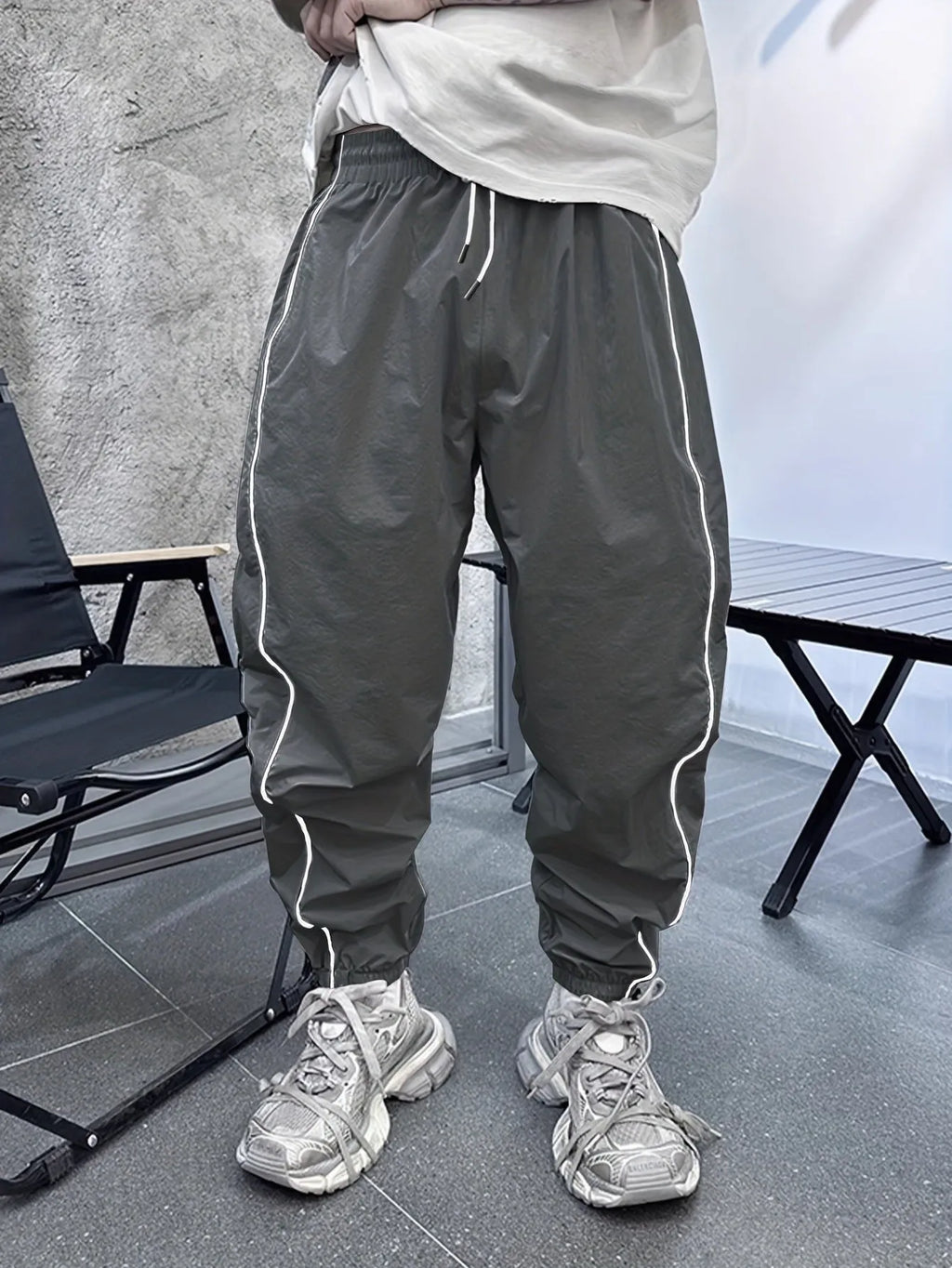 Men's bamboo fibre casual sports trousers in army green with cropped length and elasticated waist
