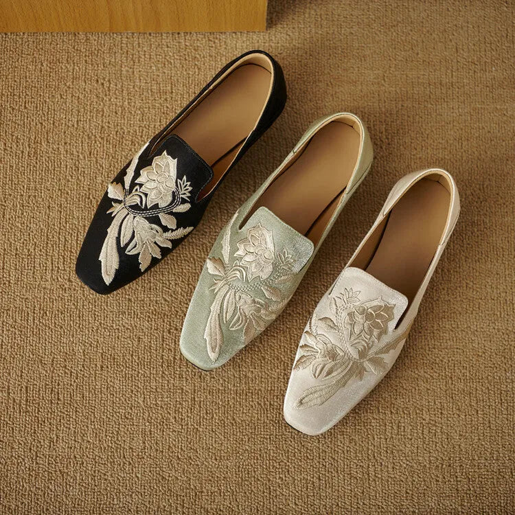 Women's retro flat pumps in fabric with pigskin lining and soft bottom construction