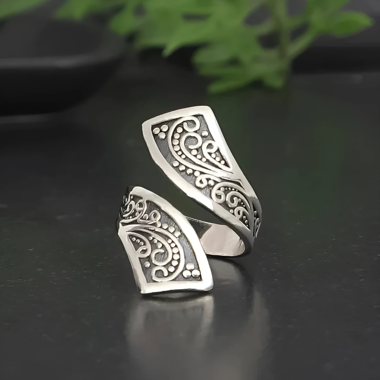 Silver retro women's ring with adjustable opening and minimalist design details