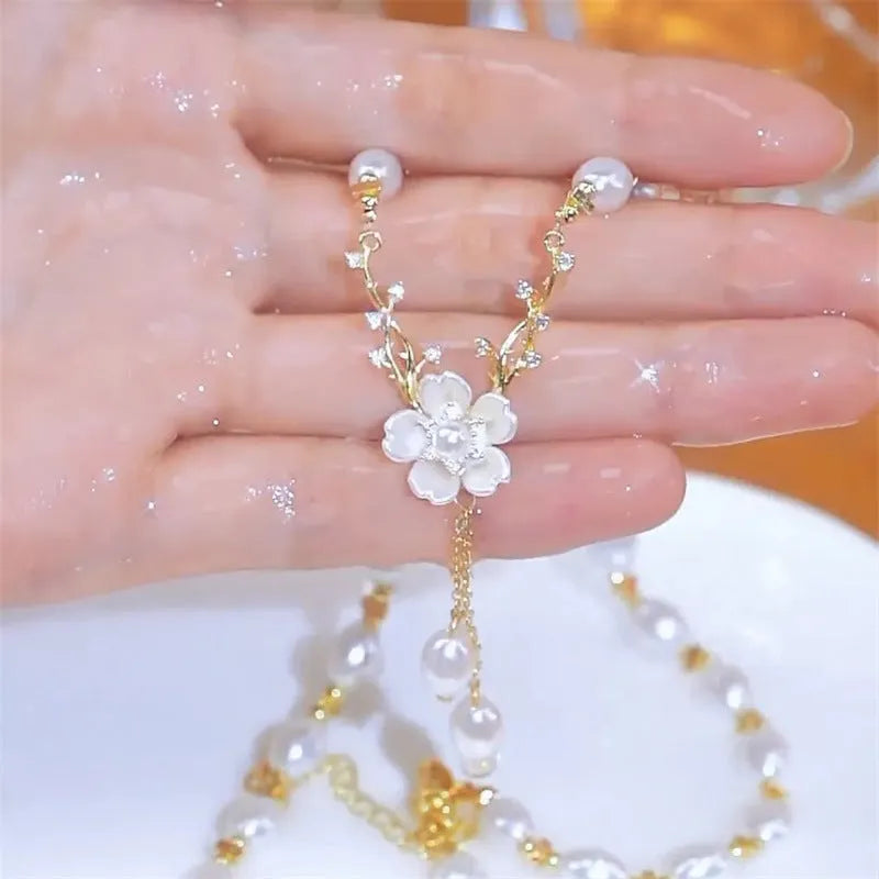 Alloy pearl flower necklace with floral chain design in Q9 colour for women's fashion jewellery
