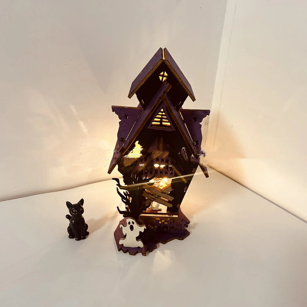 Wooden haunted house Halloween decoration measuring 14x10.5x19cm with luminous finish and cut-out details
