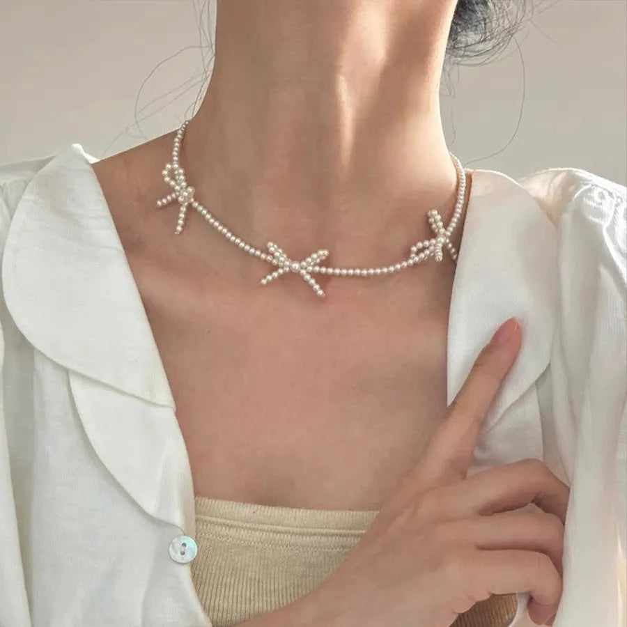 Women's pearl necklace with bow design and adjustable 31-40cm length