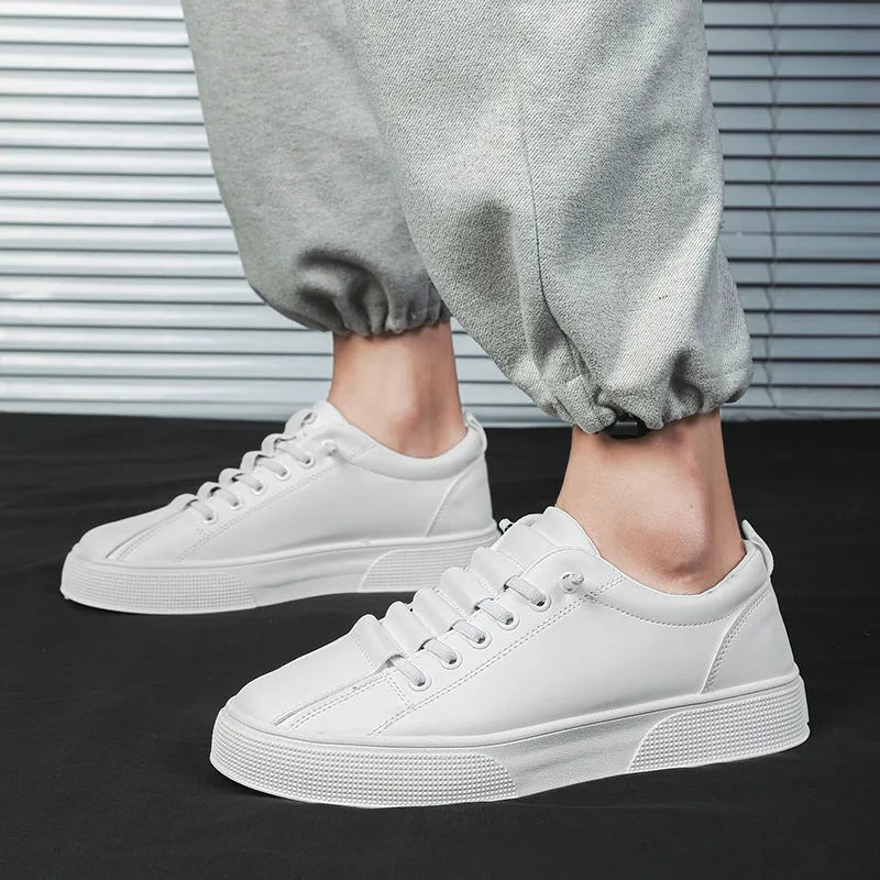 Men's low-top black and white sports casual shoes with synthetic leather upper and round toe.